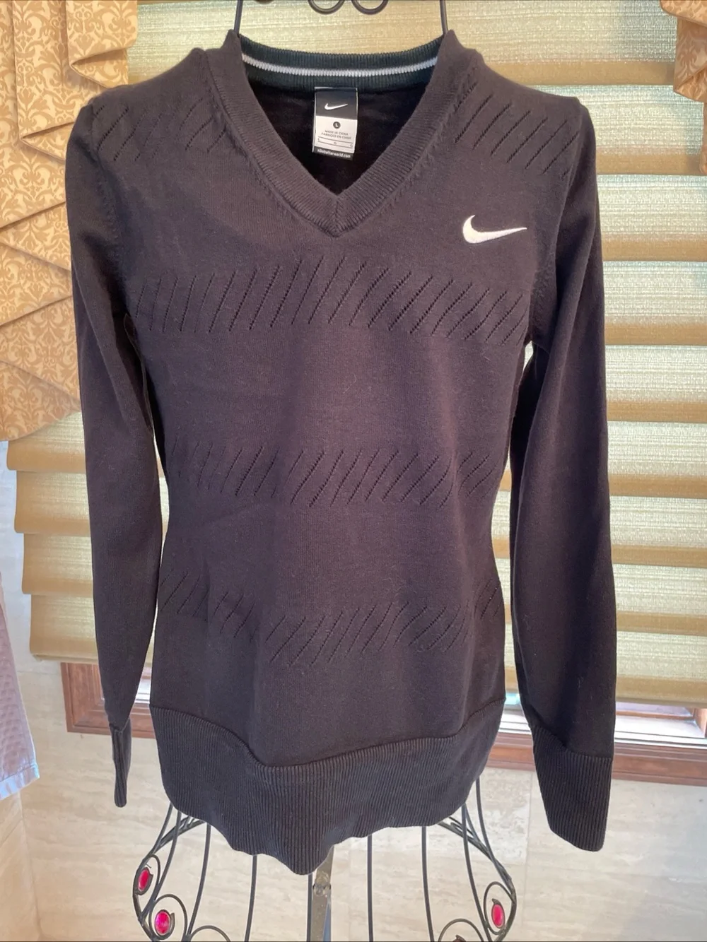 Nike Women’s Black Long Sleeve V-neck Sweater Size Large With Embroidered Logo